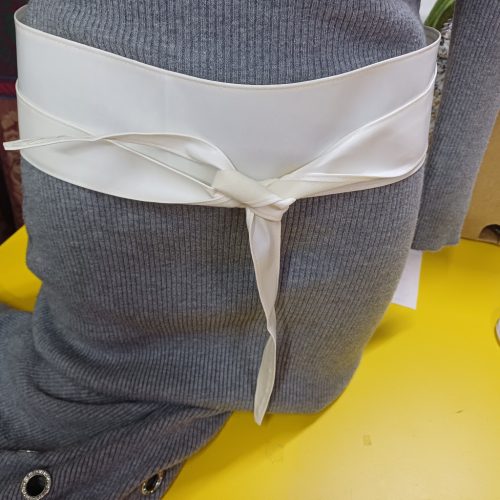 Törtfehér puha lakkbőr öv, 9 cm széles - ÚJ